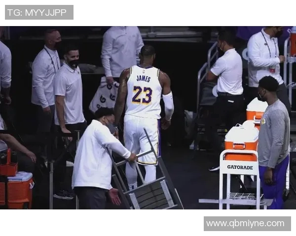 湖人遭受连败困扰，詹姆斯表示需加强防守与团队配合共同应对挑战